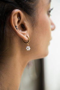 Embrace the essence of summer with our Daisy Earrings. Featuring&nbsp;a cute white flower charm that captures the carefree spirit of the season. Fresh and breezy, a must have for your summer style.