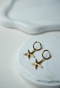 Embrace the spirit of summer with these adorable Starfish Hoop Earrings. They’re versatile enough to pair with your favorite sundress, swimwear, or casual jeans and a tee. Lightweight and comfortable, they won't weigh you down, making them perfect for all-day wear. For a more refined look, pair them with our matching Starfish Necklace.