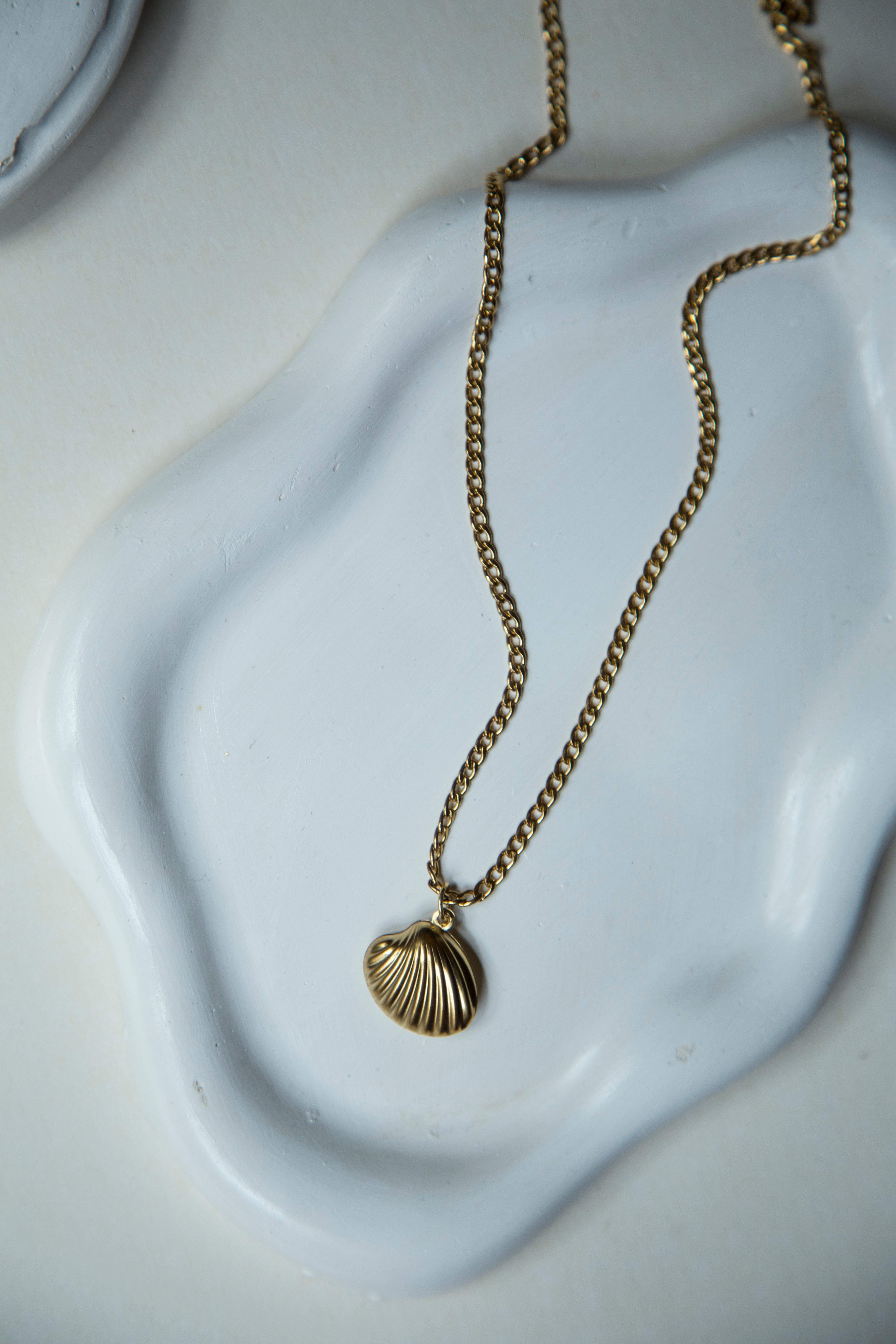 Enhance your summer style with our beautiful Seashell Necklace. Featuring a sleek curb chain and a textured shell pendant with a hollow design. Its lightweight design ensures comfort, while the stylish seashell pendant brings a touch of fun to your look. A must have accessory to wear on your beach vacation.&nbsp;