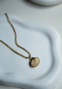 Enhance your summer style with our beautiful Seashell Necklace. Featuring a sleek curb chain and a textured shell pendant with a hollow design. Its lightweight design ensures comfort, while the stylish seashell pendant brings a touch of fun to your look. A must have accessory to wear on your beach vacation.&nbsp;