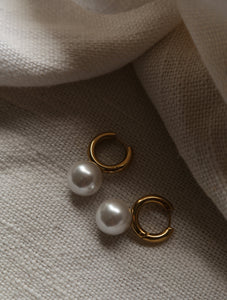 Make a bold statement with our modern hoop earrings, blending classic and contemporary elements. The lustrous gold plating and stunning pearl create a captivating contrast, exuding timeless elegance.
