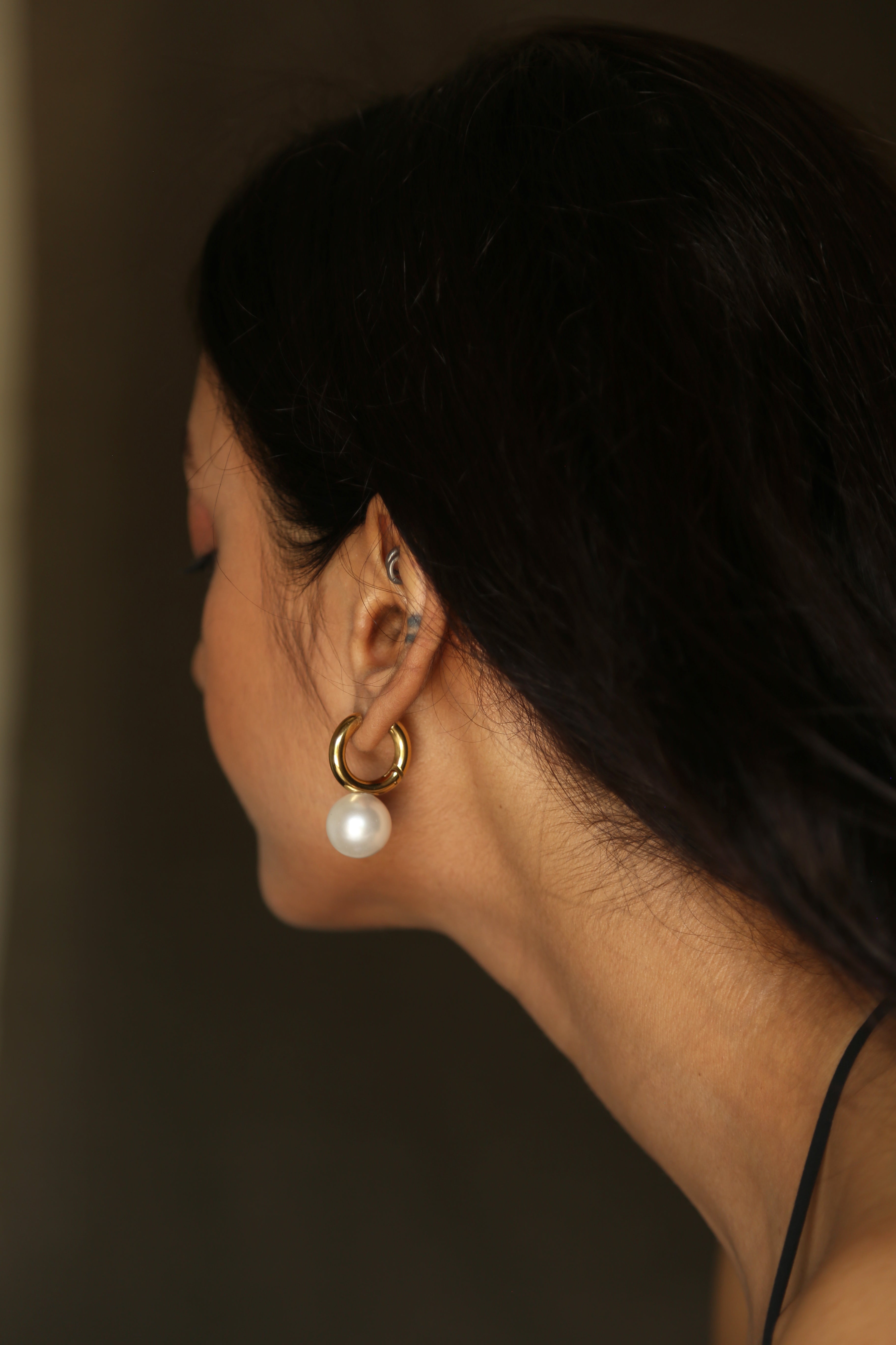 Make a bold statement with our modern hoop earrings, blending classic and contemporary elements. The lustrous gold plating and stunning pearl create a captivating contrast, exuding timeless elegance.