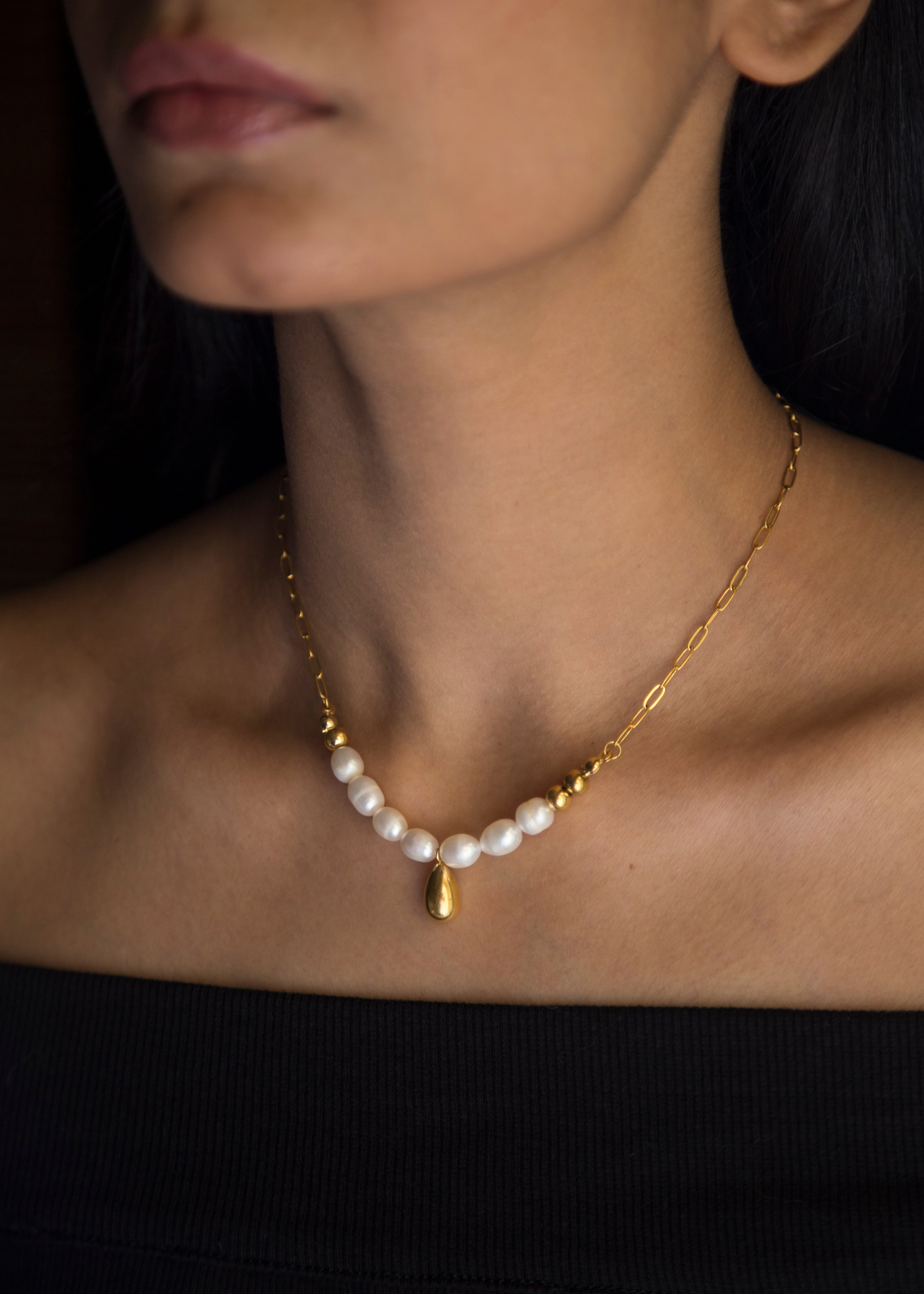 Adorned with imitation pearls, this modern and timeless piece exudes class and sophistication. A must-have investment for your collection, embodying both contemporary style and enduring grace